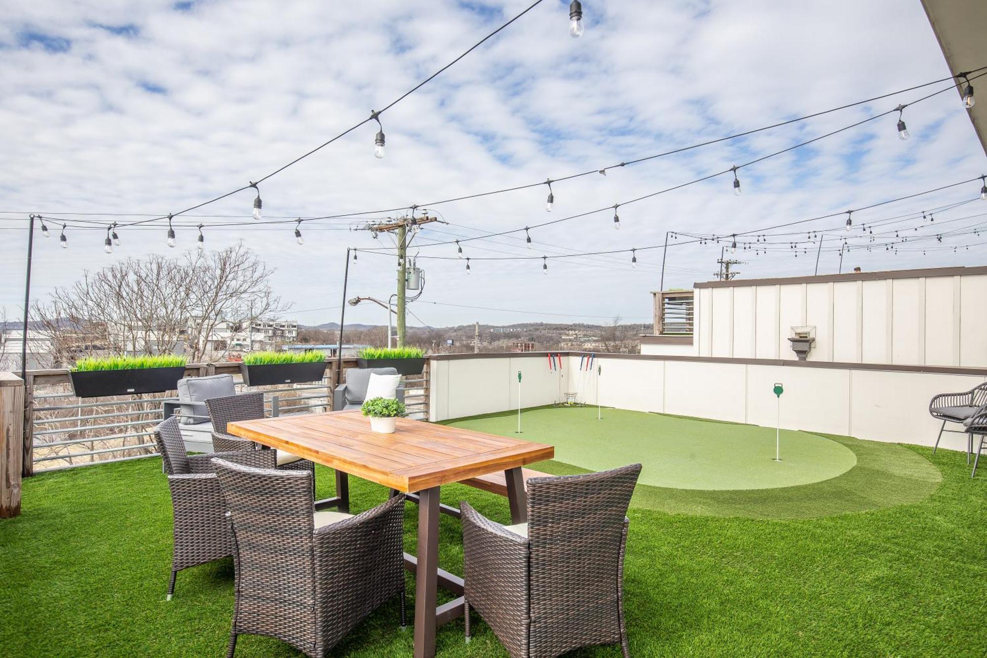 Whiskey House With Rooftop Golf, City Views! 8Min To Downtown! Sleeps 9! Нашвил Екстериор снимка
