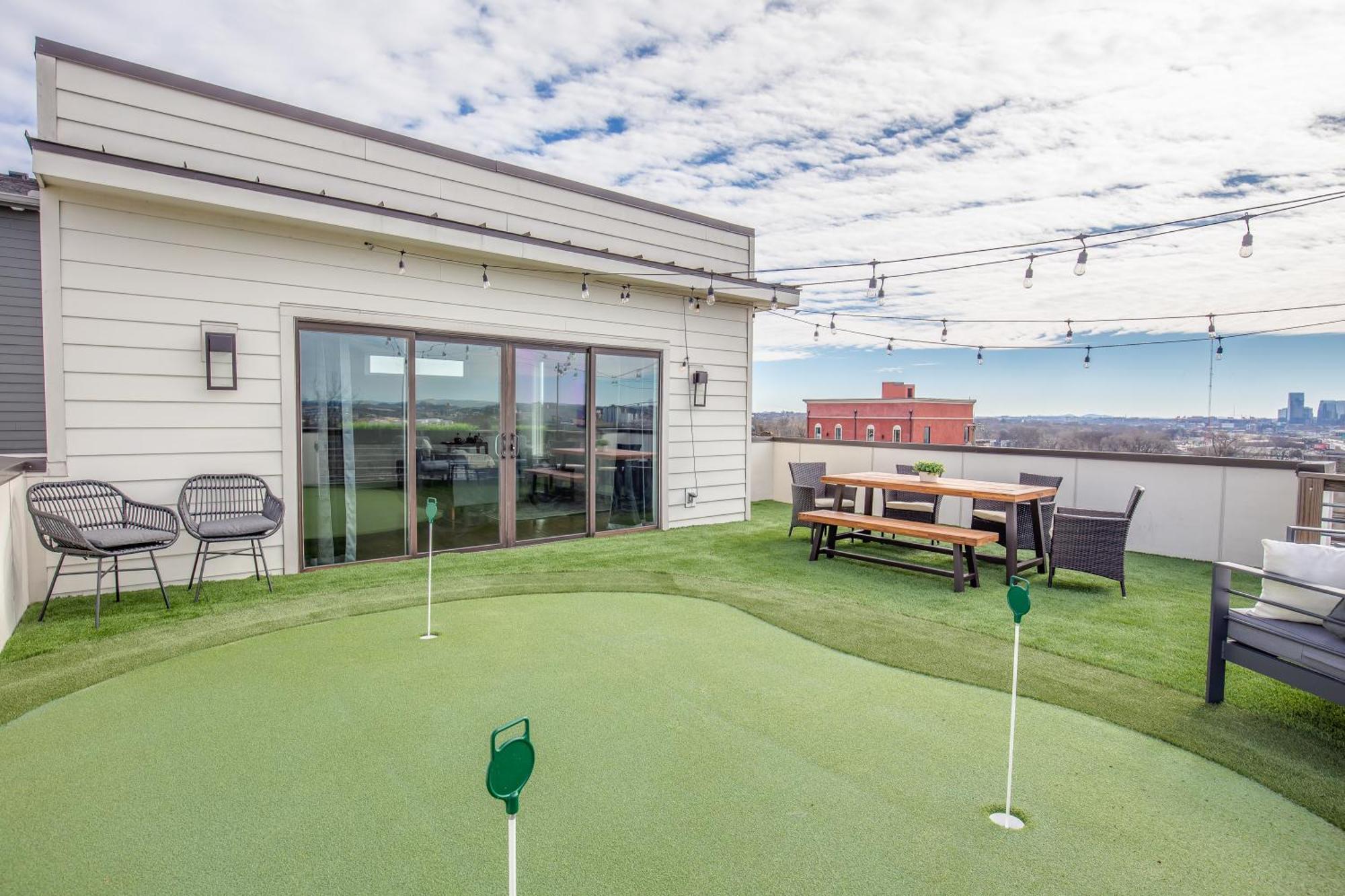 Whiskey House With Rooftop Golf, City Views! 8Min To Downtown! Sleeps 9! Нашвил Екстериор снимка